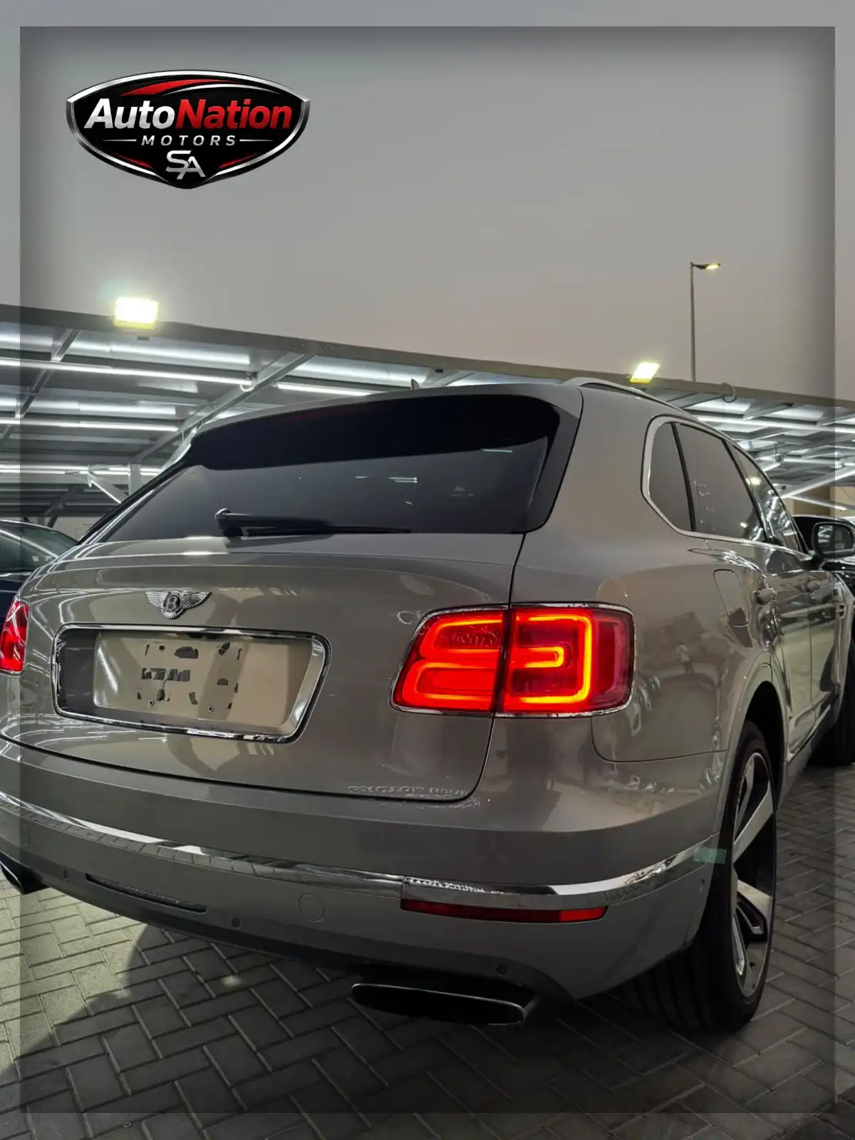 Bentley bentayga 6.0L 12cyl 2017 Silver 27000 MIL 280000AED 03